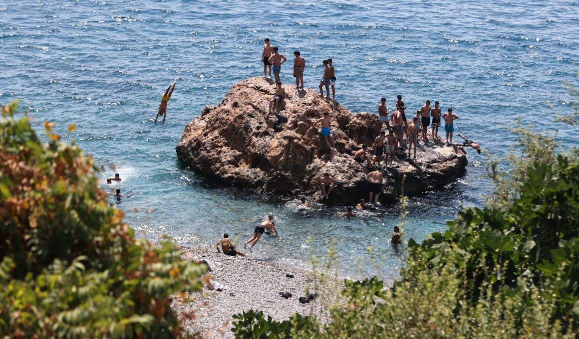 Su sıcaklığının 30 dereceye dayandığı Antalya sahillerinden renkli görüntüler