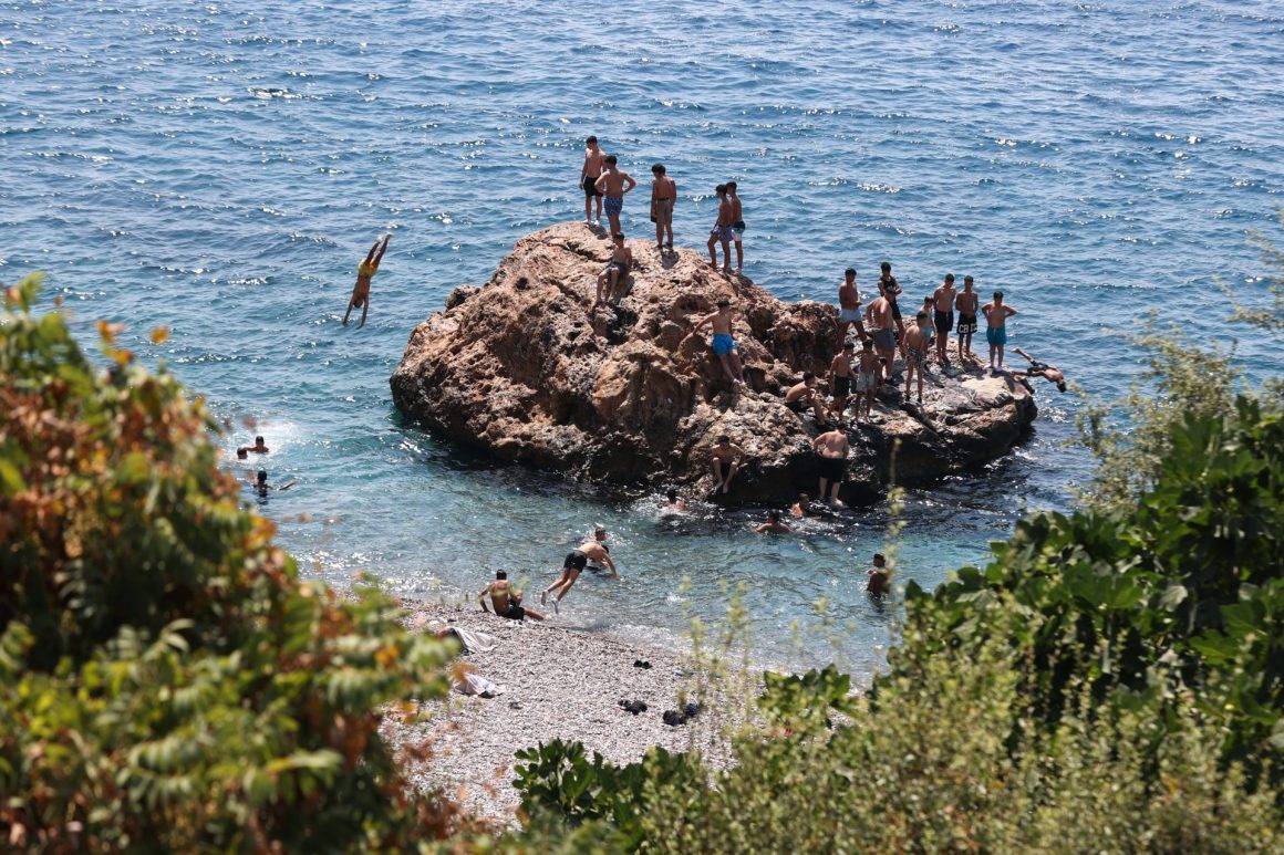 Su sıcaklığının 30 dereceye dayandığı Antalya sahillerinden renkli görüntüler