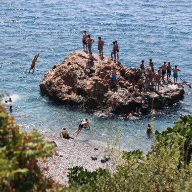 Su sıcaklığının 30 dereceye dayandığı Antalya sahillerinden renkli görüntüler