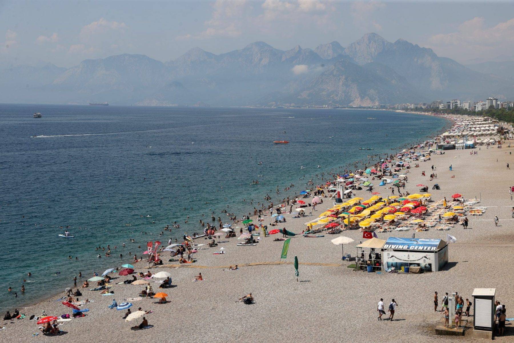 Su sıcaklığının 30 dereceye dayandığı Antalya sahillerinden renkli görüntüler