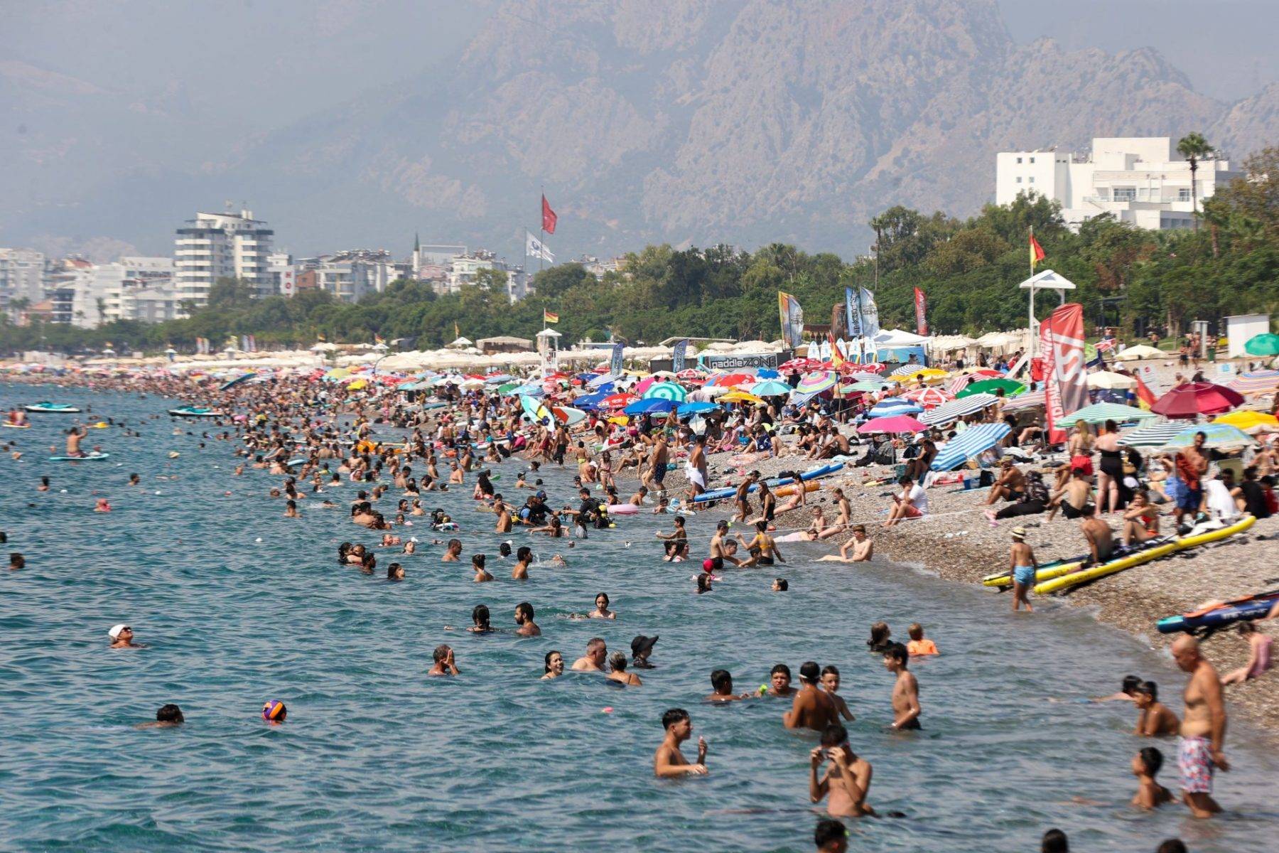 Su sıcaklığının 30 dereceye dayandığı Antalya sahillerinden renkli görüntüler