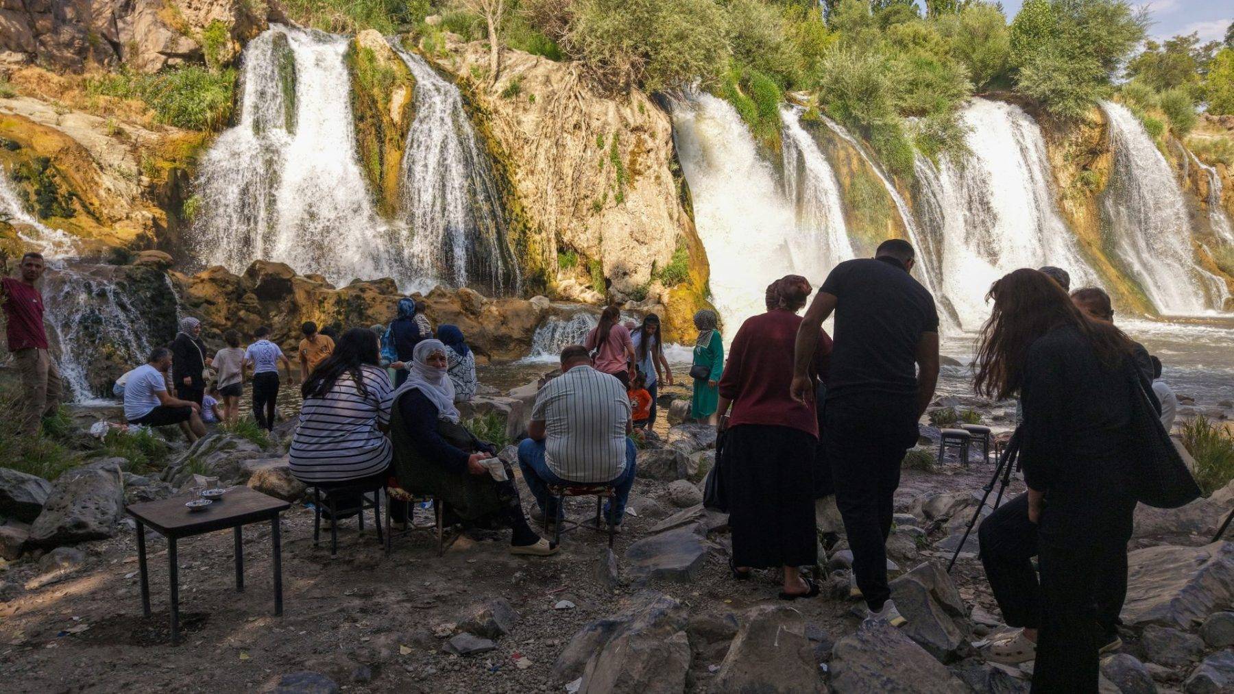 Van'ın yeni gözdesi! Masalsı doğa harikası Muradiye Şelalesi, serinlemek isteyenleri ağırlıyor