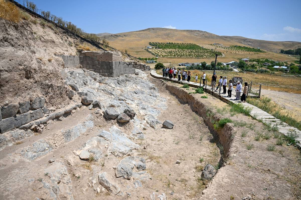 Urartu Mirası Ayanis Kalesi tarihi ve doğal dokusuyla ziyaretçileri cezbediyor