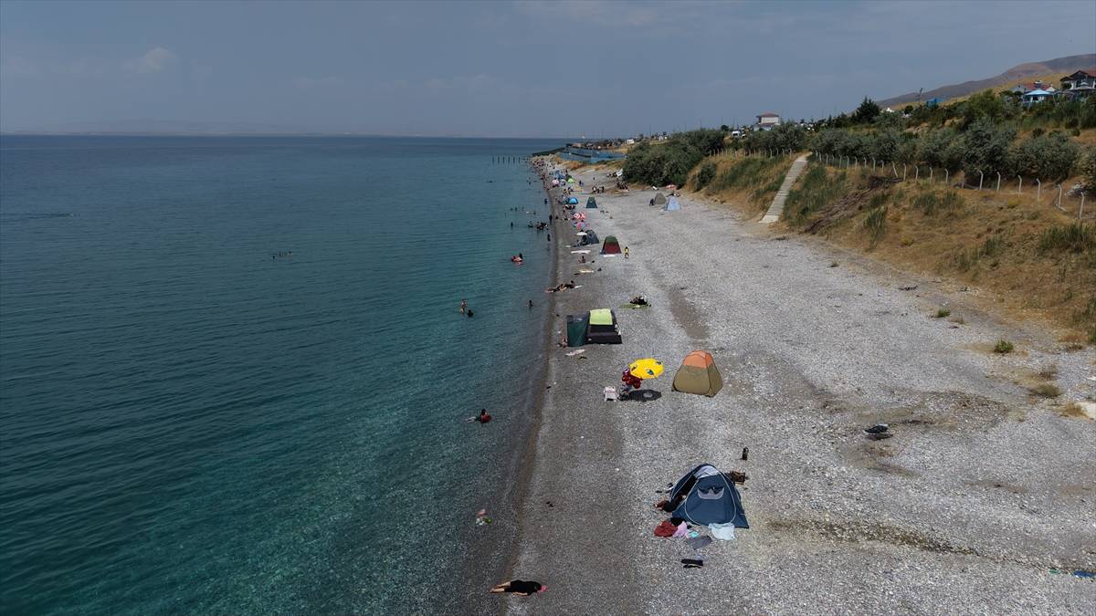 Van Gölü kıyısındaki mavi bayraklı plaj, serinlemek isteyenlerin uğrak yeri oldu