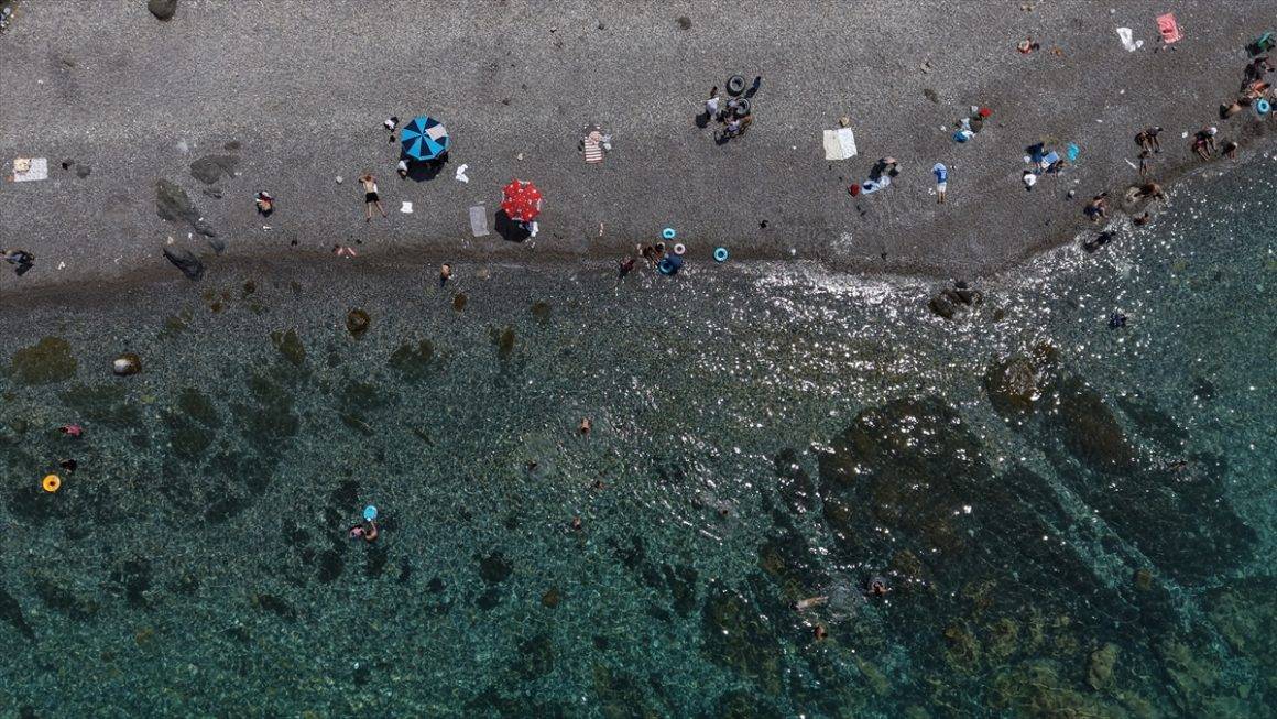 Van Gölü kıyısındaki mavi bayraklı plaj, serinlemek isteyenlerin uğrak yeri oldu