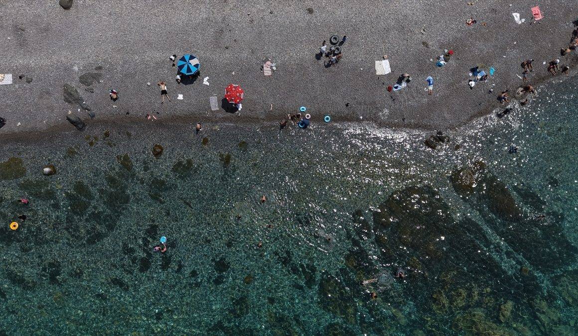 Van Gölü kıyısındaki mavi bayraklı plaj, serinlemek isteyenlerin uğrak yeri oldu