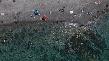 Van Gölü kıyısındaki mavi bayraklı plaj, serinlemek isteyenlerin uğrak yeri oldu