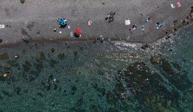 Van Gölü kıyısındaki mavi bayraklı plaj, serinlemek isteyenlerin uğrak yeri oldu
