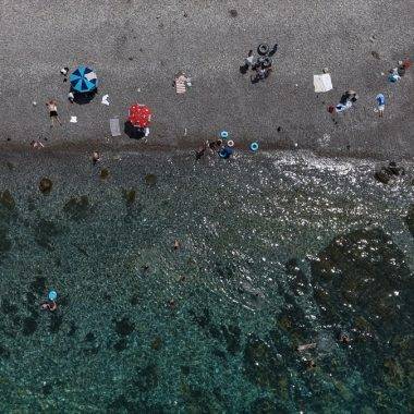 Van Gölü kıyısındaki mavi bayraklı plaj, serinlemek isteyenlerin uğrak yeri oldu