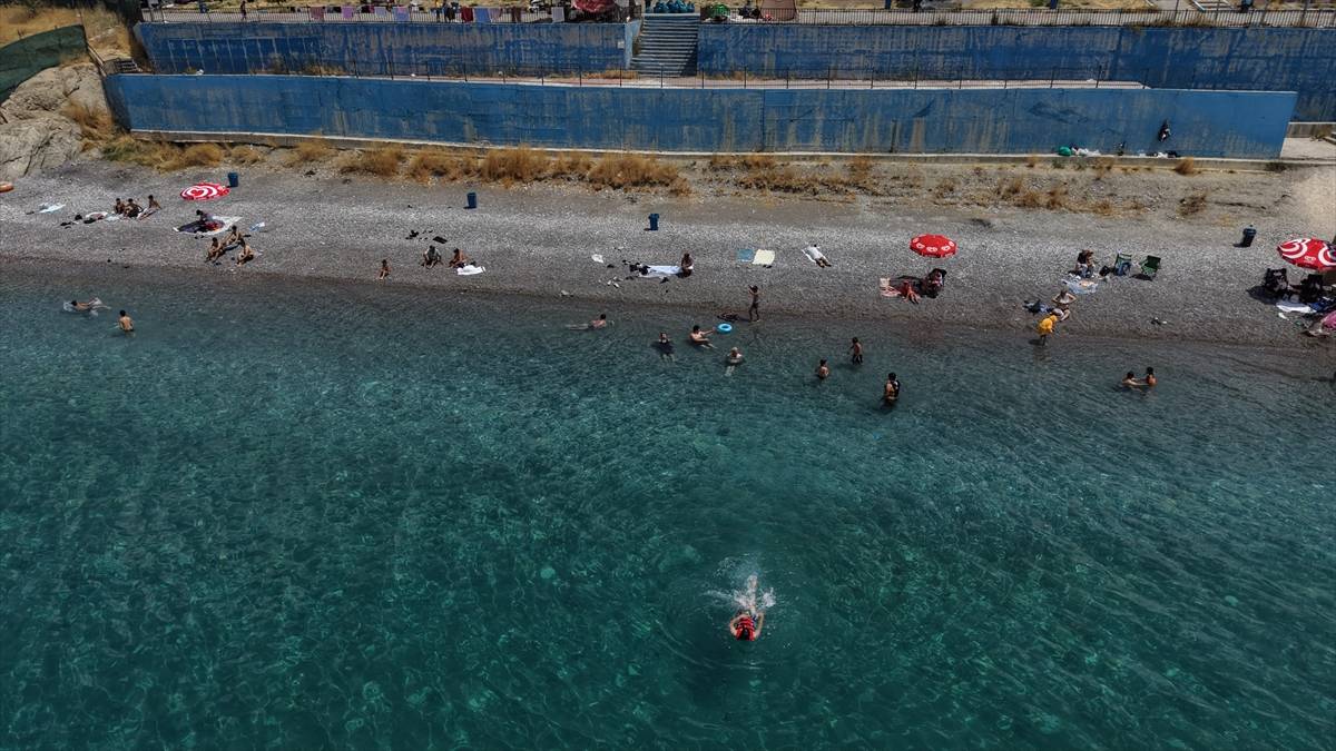 Van Gölü kıyısındaki mavi bayraklı plaj, serinlemek isteyenlerin uğrak yeri oldu