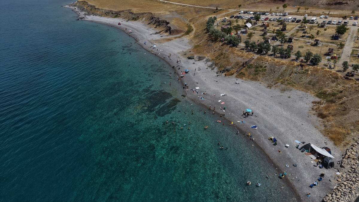 Van Gölü kıyısındaki mavi bayraklı plaj, serinlemek isteyenlerin uğrak yeri oldu