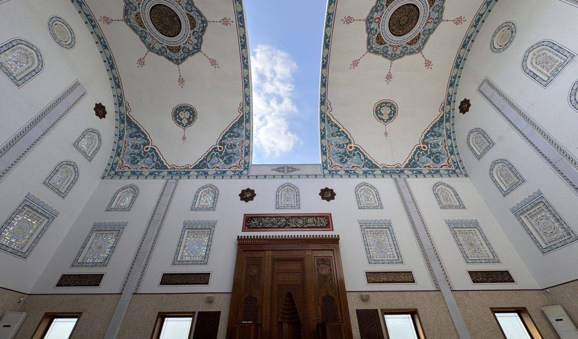 Bursa'daki kubbesi açılıp kapanan cami görenleri hayran bırakıyor