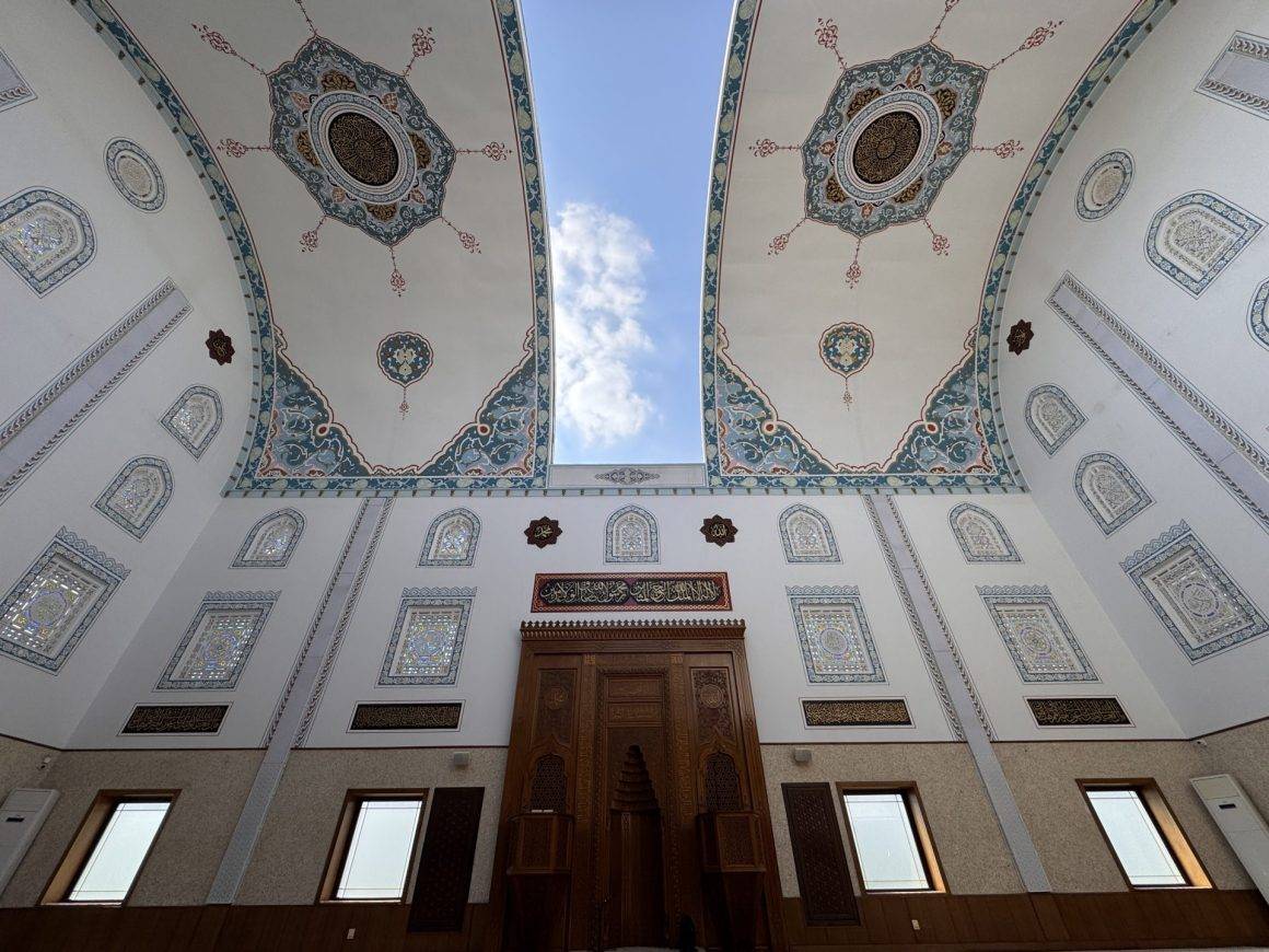 Bursa'daki kubbesi açılıp kapanan cami görenleri hayran bırakıyor