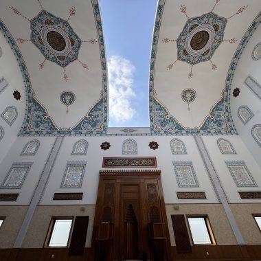 Bursa'daki kubbesi açılıp kapanan cami görenleri hayran bırakıyor