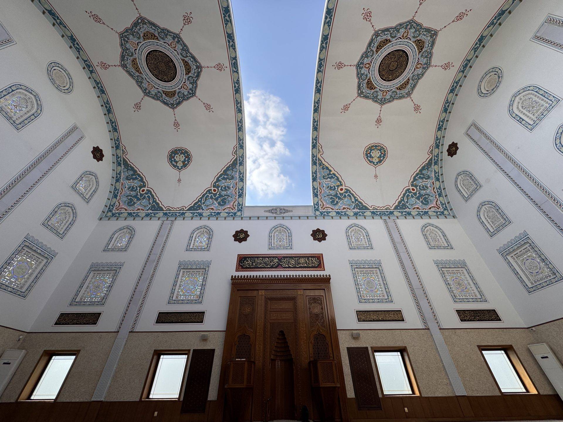 Bursa’daki kubbesi açılıp kapanan cami görenleri hayran bırakıyor
