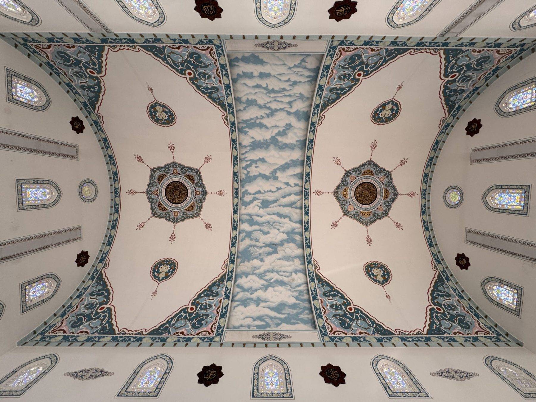 Bursa'daki kubbesi açılıp kapanan cami görenleri hayran bırakıyor