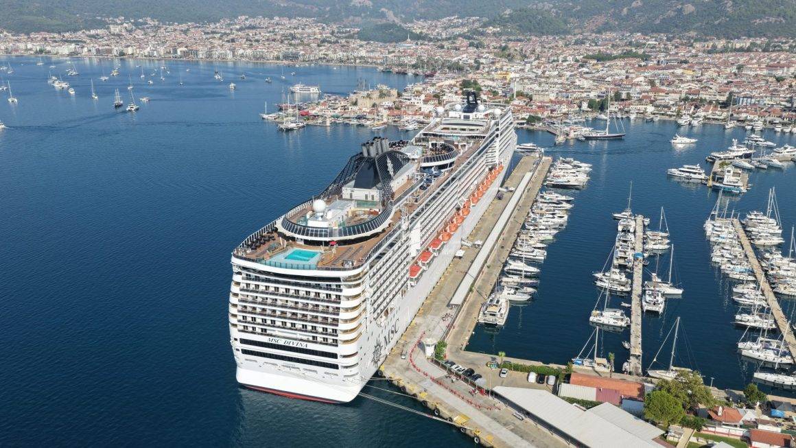 Devasa yüzen otel 4 binden fazla turisti Marmaris ile buluşturdu