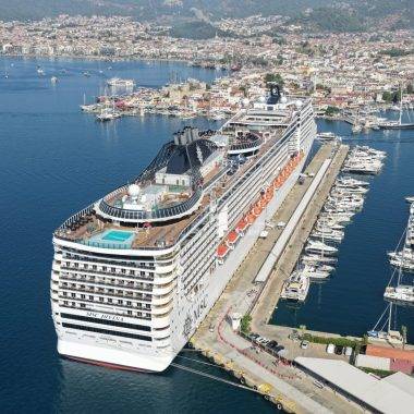 Devasa yüzen otel 4 binden fazla turisti Marmaris ile buluşturdu