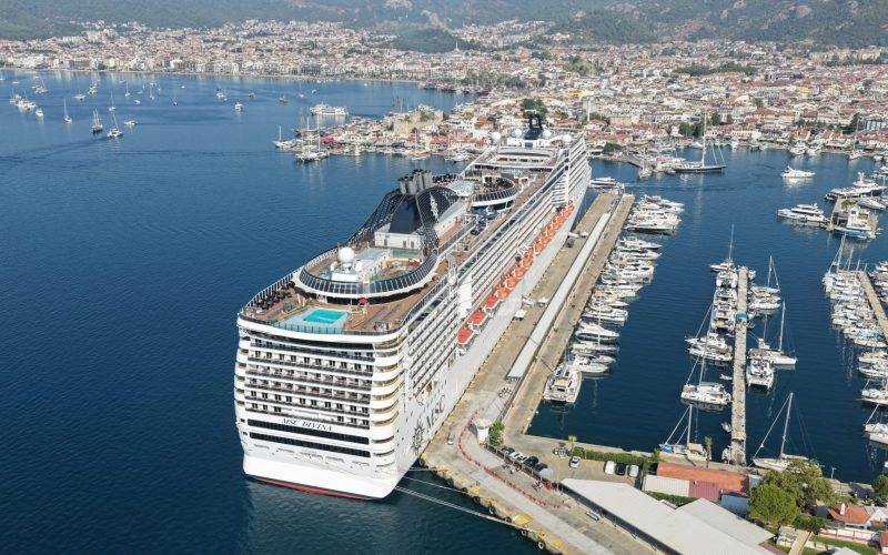 Devasa yüzen otel 4 binden fazla turisti Marmaris ile buluşturdu