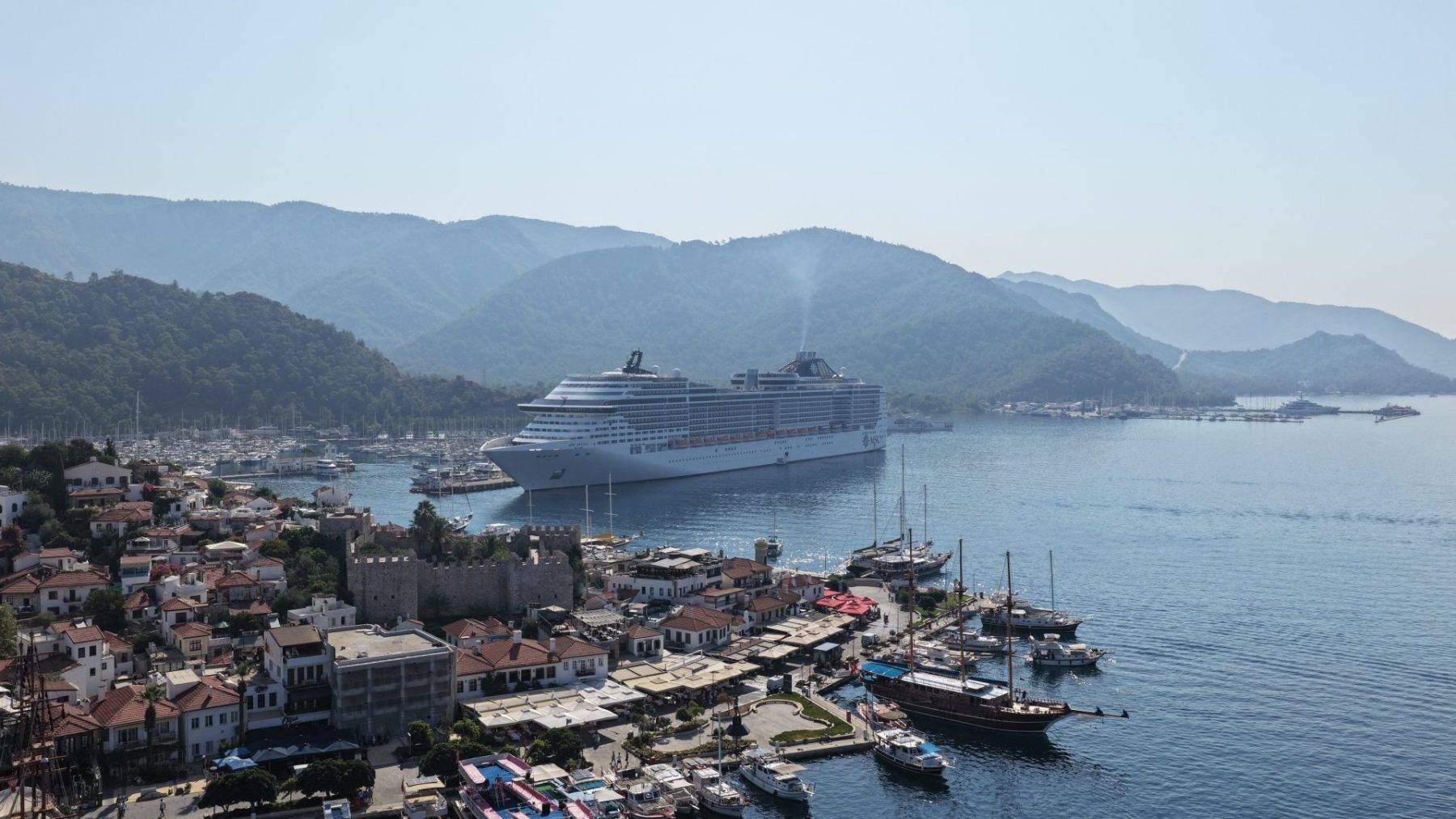 Devasa yüzen otel 4 binden fazla turisti Marmaris ile buluşturdu