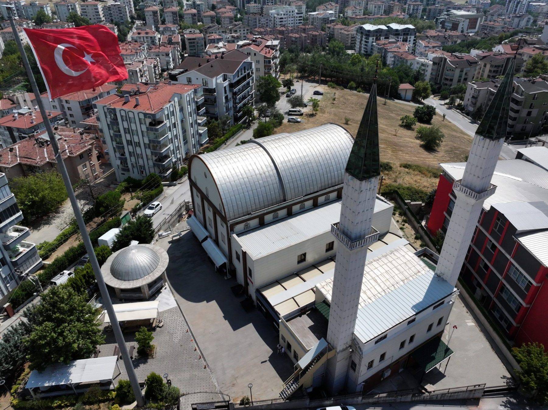 Bursa'daki kubbesi açılıp kapanan cami görenleri hayran bırakıyor
