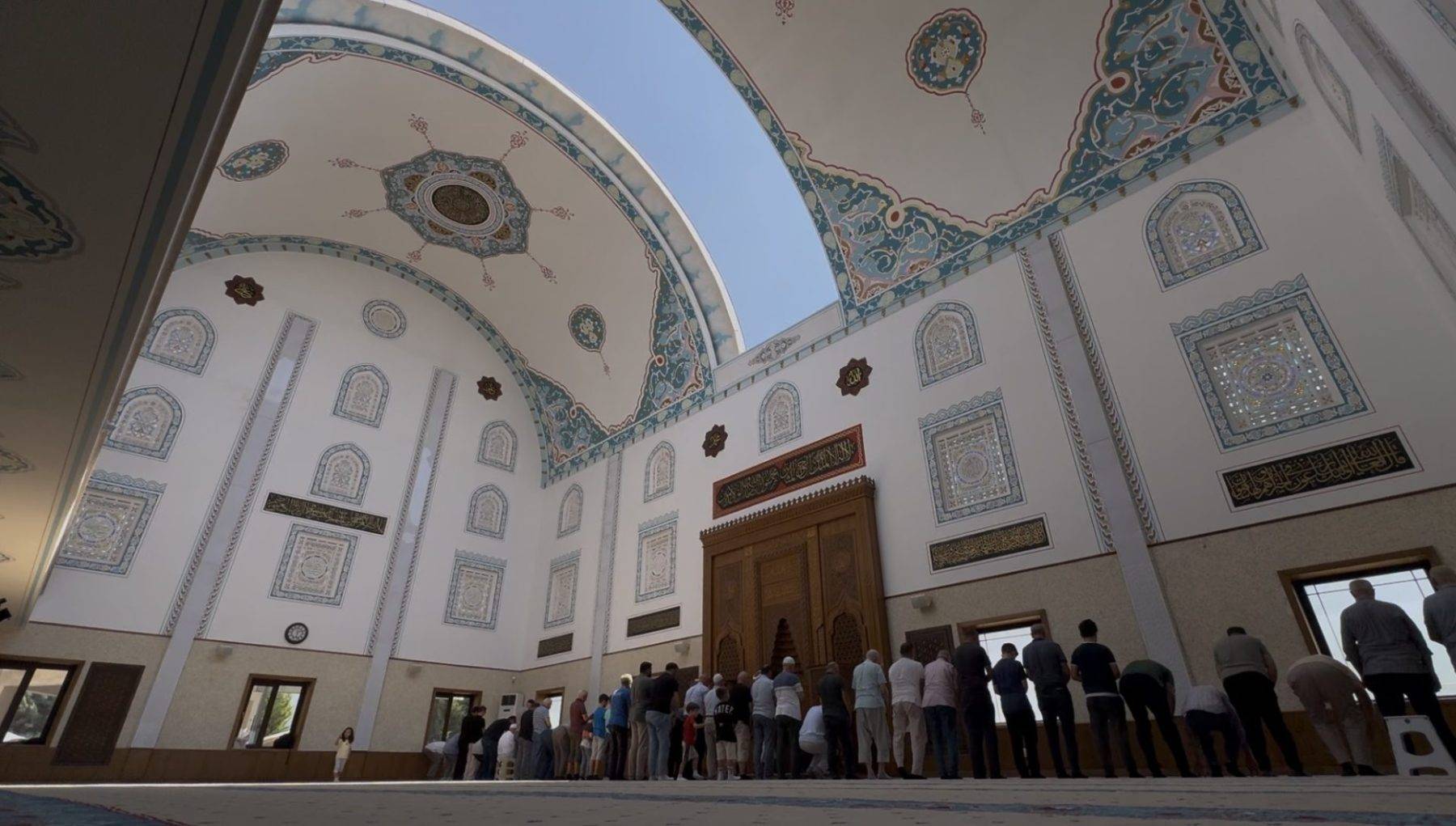 Bursa'daki kubbesi açılıp kapanan cami görenleri hayran bırakıyor