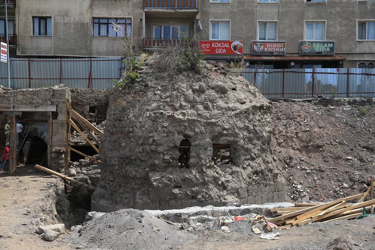 Apartmanların arasında unutulmuştu: Kadim teşkilatın kurucusunun kümbeti ortaya çıkıyor