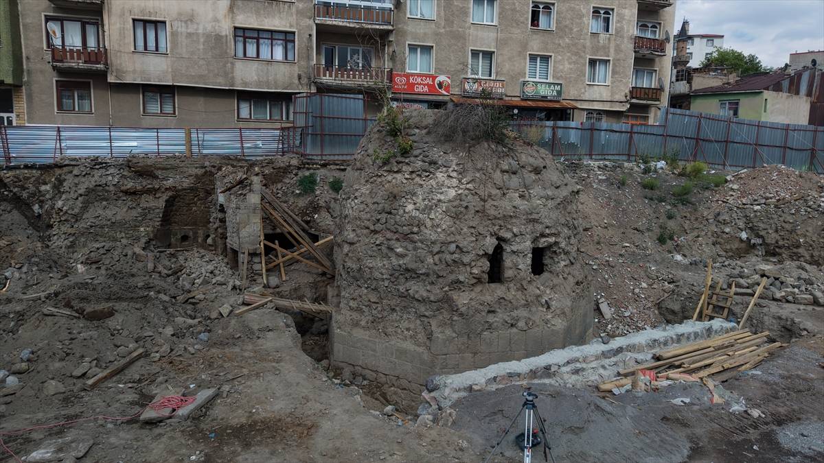 Apartmanların arasında unutulmuştu: Kadim teşkilatın kurucusunun kümbeti ortaya çıkıyor