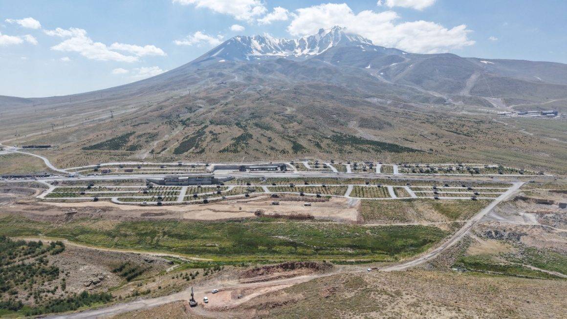 Kış turizminin favorilerinden Erciyes'te yeni sezon çalışmaları sürüyor