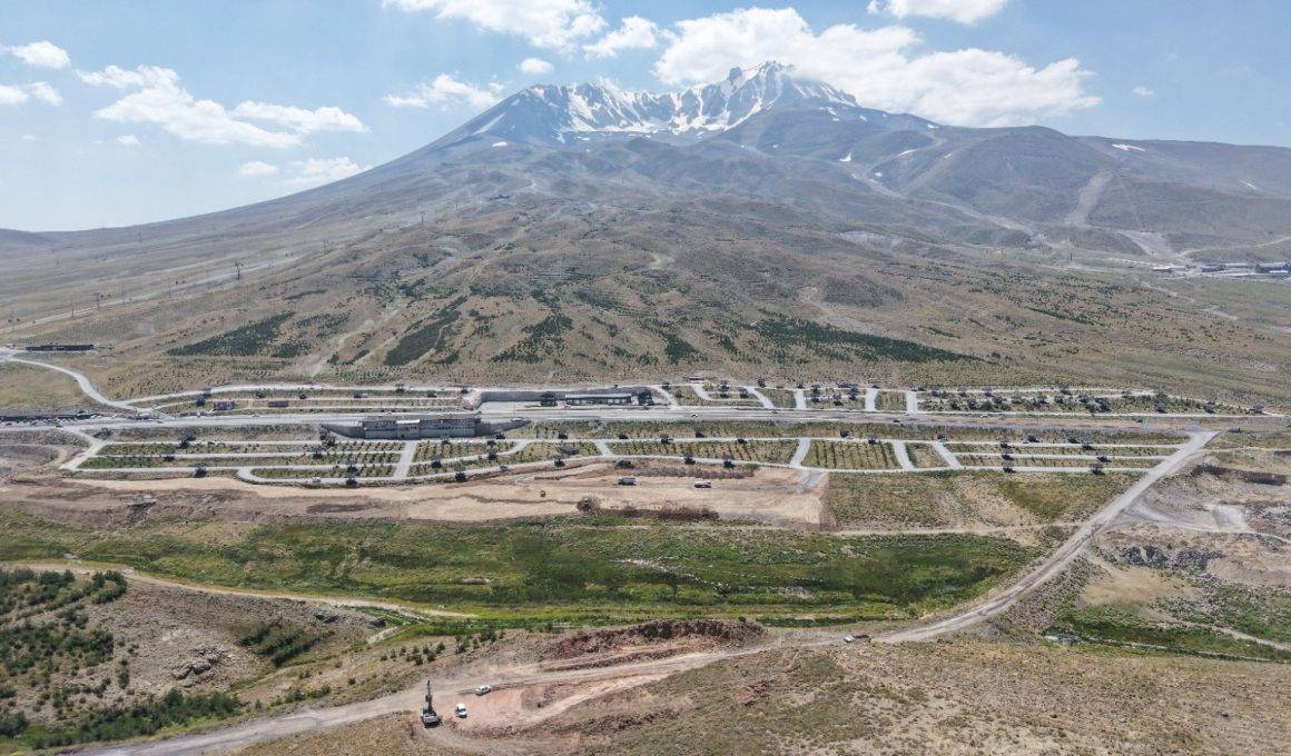 Kış turizminin favorilerinden Erciyes'te yeni sezon çalışmaları sürüyor