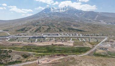 Kış turizminin favorilerinden Erciyes'te yeni sezon çalışmaları sürüyor