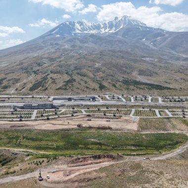 Kış turizminin favorilerinden Erciyes'te yeni sezon çalışmaları sürüyor