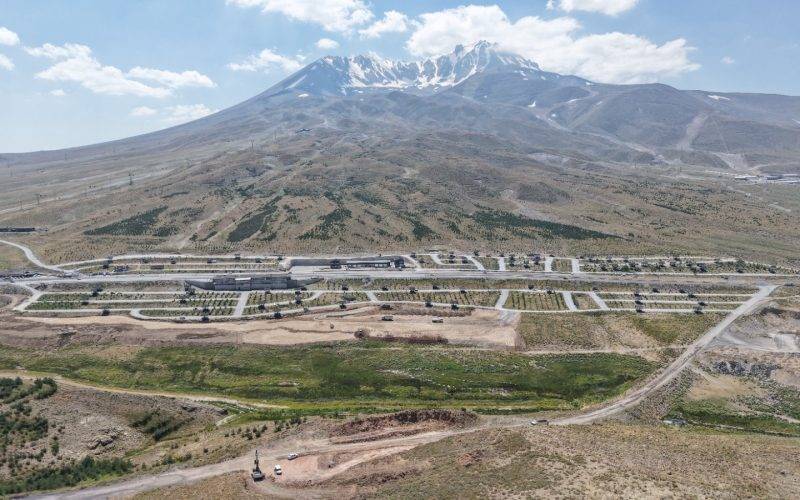 Kış turizminin favorilerinden Erciyes'te yeni sezon çalışmaları sürüyor