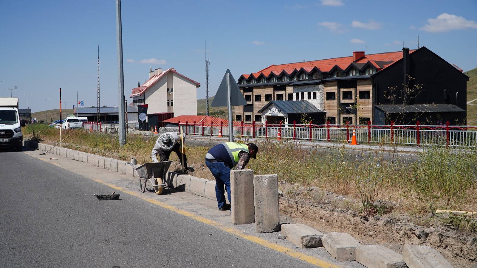 Kış turizminin favorilerinden Erciyes'te yeni sezon çalışmaları sürüyor