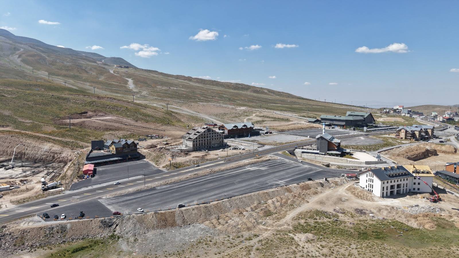 Kış turizminin favorilerinden Erciyes'te yeni sezon çalışmaları sürüyor
