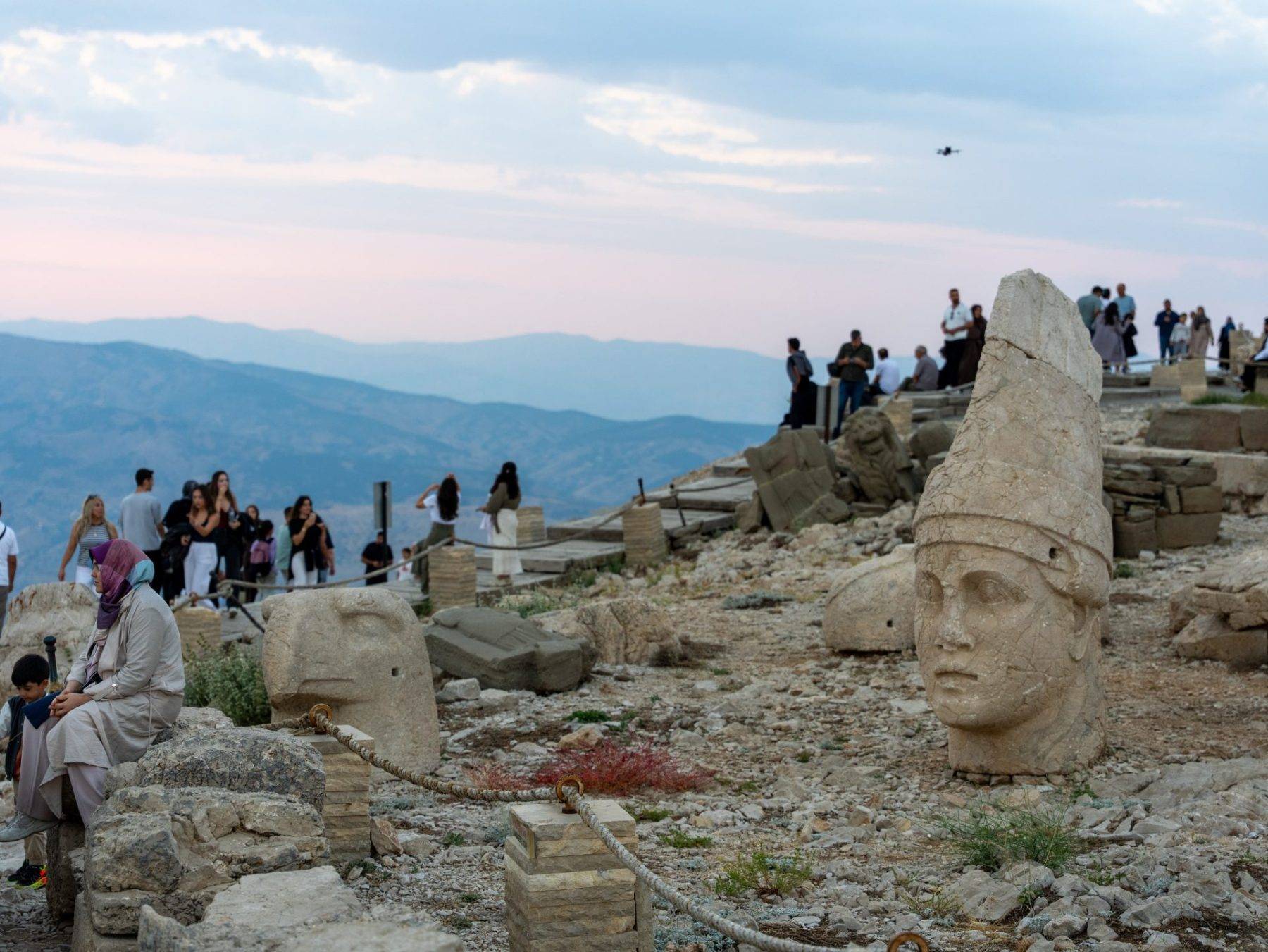 Dünyanın en güzel gün batımlarından: Nemrut Dağı'nın zirvesine akın ettiler