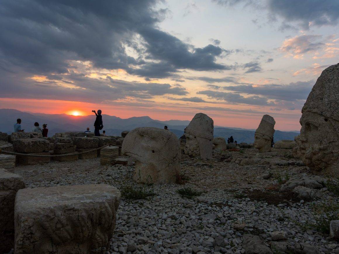 Dünyanın en güzel gün batımlarından: Nemrut Dağı'nın zirvesine akın ettiler