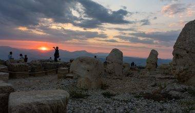Dünyanın en güzel gün batımlarından: Nemrut Dağı'nın zirvesine akın ettiler