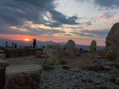 Dünyanın en güzel gün batımlarından: Nemrut Dağı'nın zirvesine akın ettiler