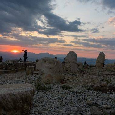 Dünyanın en güzel gün batımlarından: Nemrut Dağı'nın zirvesine akın ettiler