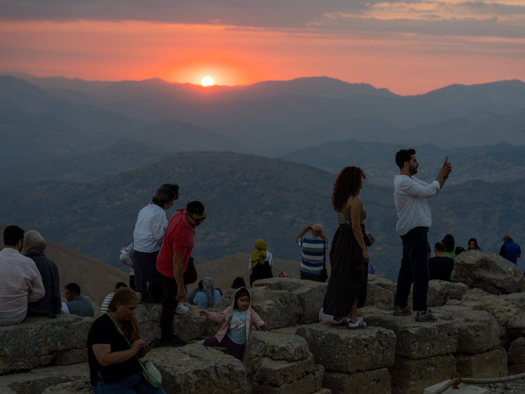 Dünyanın en güzel gün batımlarından: Nemrut Dağı'nın zirvesine akın ettiler