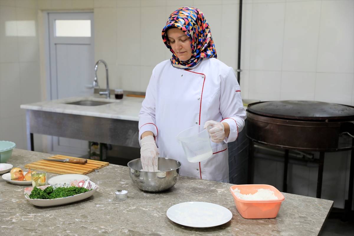 Kuş ekmeği otu ile ninelerin tarifiyle yapılıyor: Kaz otu gözlemesi
