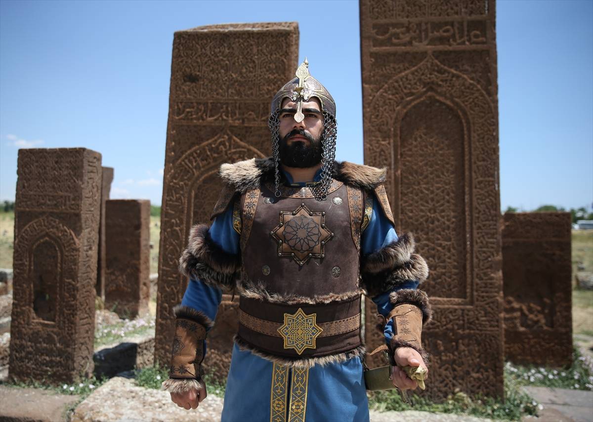 Alplerin nöbet tuttuğu Selçuklu Meydan Mezarlığı'na ziyaretçi akını