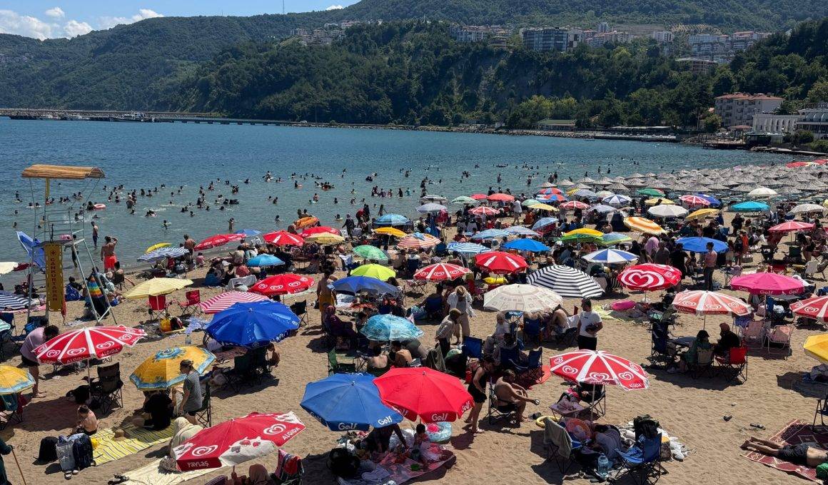 İğne atsan yere düşmez: Amasra plajları tatilcilerle doldu