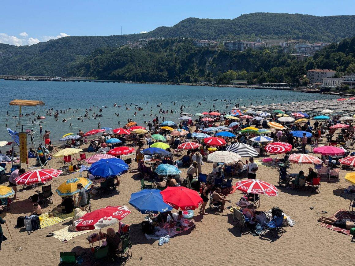 İğne atsan yere düşmez: Amasra plajları tatilcilerle doldu