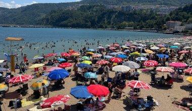İğne atsan yere düşmez: Amasra plajları tatilcilerle doldu