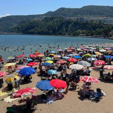 İğne atsan yere düşmez: Amasra plajları tatilcilerle doldu
