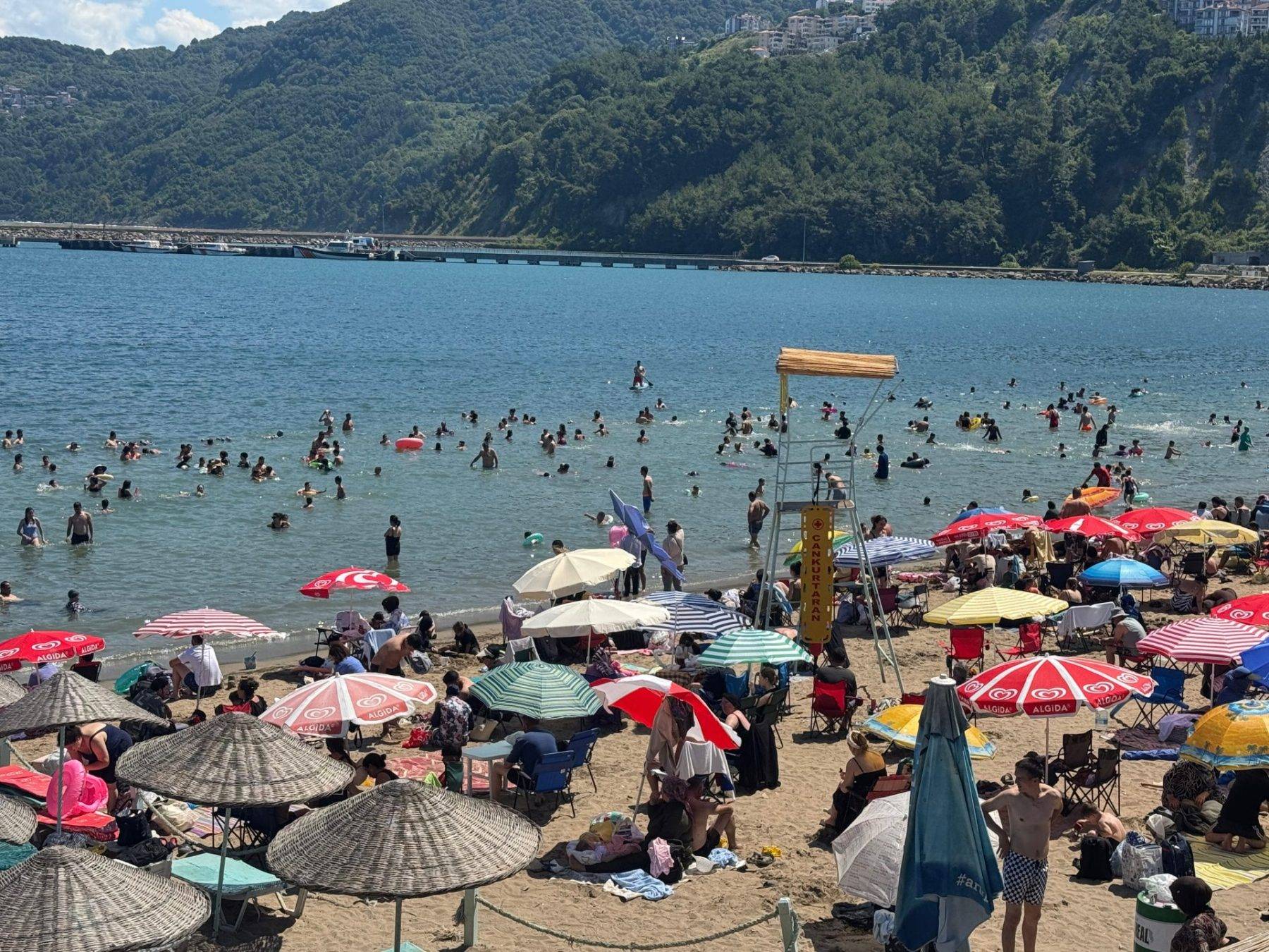 İğne atsan yere düşmez: Amasra plajları tatilcilerle doldu