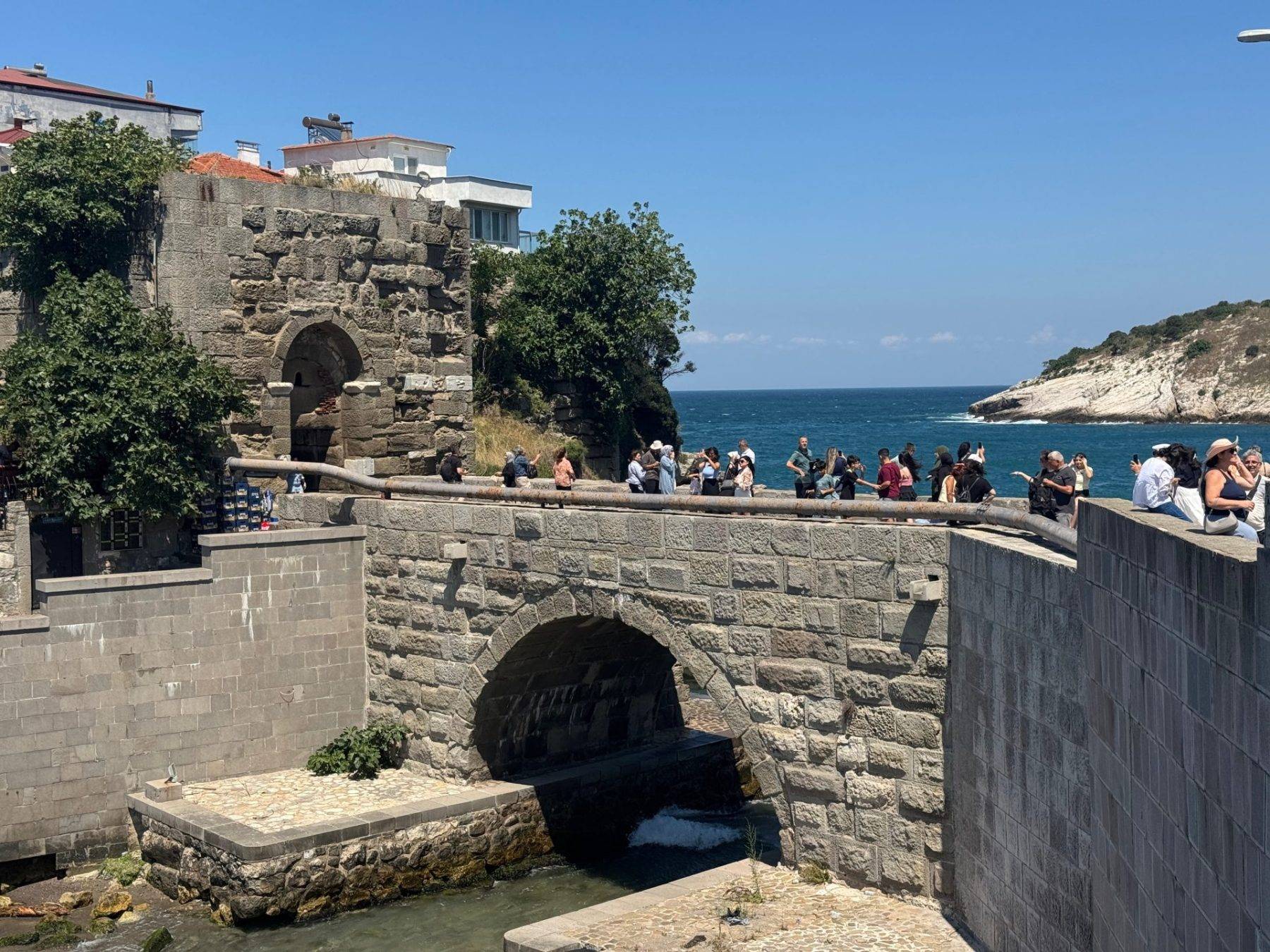 İğne atsan yere düşmez: Amasra plajları tatilcilerle doldu