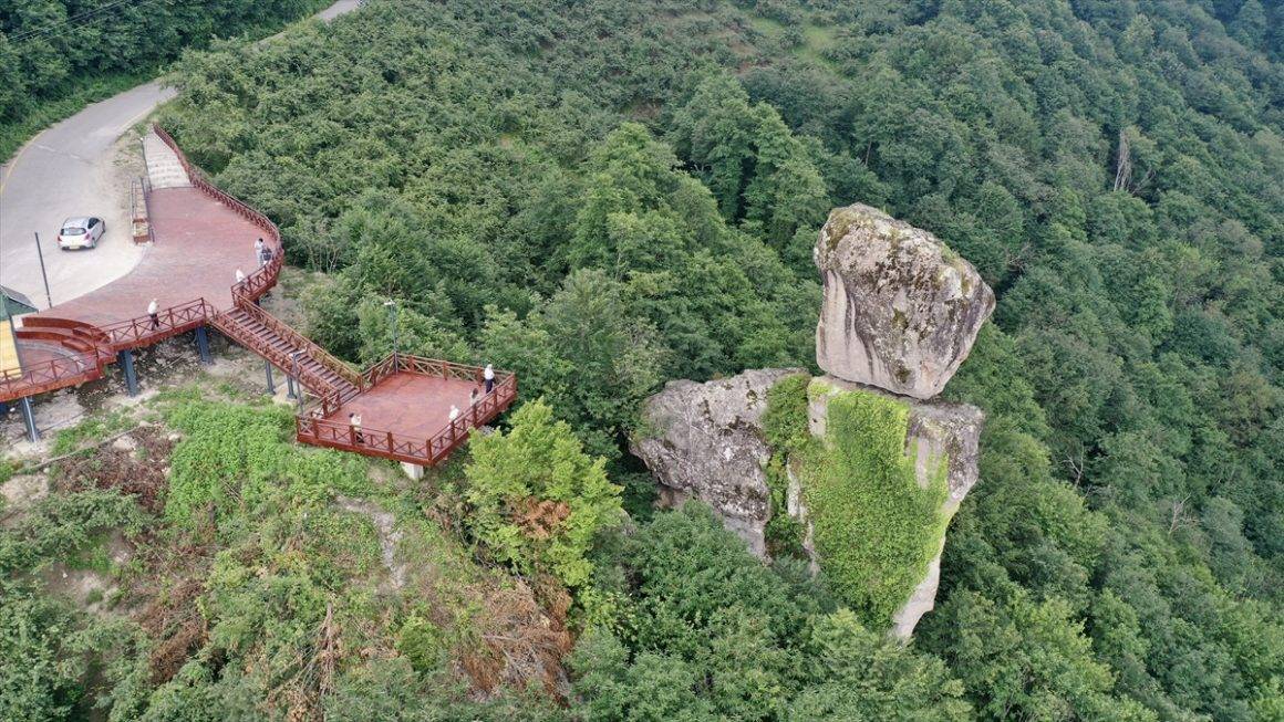 El ile koyulmuş gibi: Giresun'daki Gelin Kayası ziyaretçileri şaşırtıyor